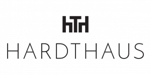 Schwarzes Logo auf Transparentem Hintergrund (Grafik, Stuhl - Tisch - Stuhl) oben, Schriftzug Hardthaus unten zentriert